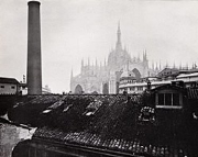 Il duomo con la ciminiera della centrale elettrica di via Santa Radegonda